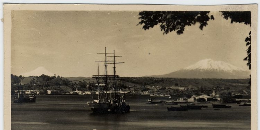 Vista de los volcanes Calbuco y Osorno desde Puerto Montt, 1920