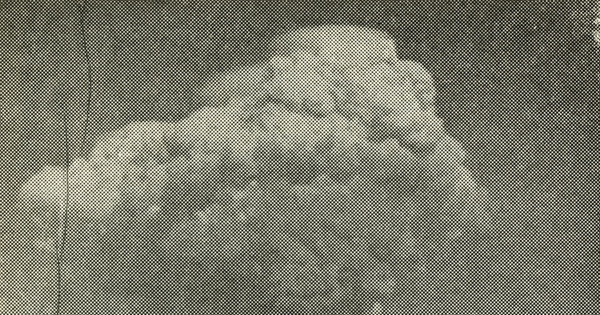 El volcán Villarrica durante la violenta fase explosiva del 1 de enero de 1949