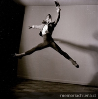 Movimiento congelado en el salto que realiza un bailarín de ballet