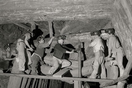 Mineros en el subterráneo de la mina de carbón de Lota