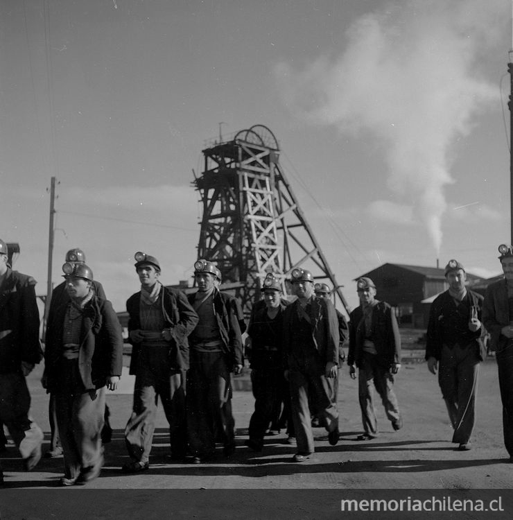 Grupo de mineros del carbón de Lota, en el exterior de la mina