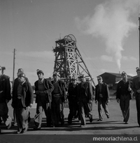 Grupo de mineros del carbón de Lota, en el exterior de la mina