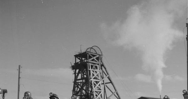 Grupo de mineros del carbón de Lota, en el exterior de la mina