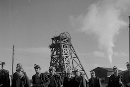 Grupo de mineros del carbón de Lota, en el exterior de la mina