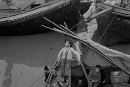 Niños en una lancha en la bahía