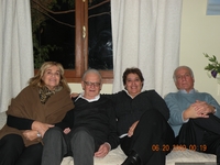 Gonzalo Vial Correa junto a sus discípulos Patricia Arancibia Clavel y Álvaro Góngora Escobar, 2009