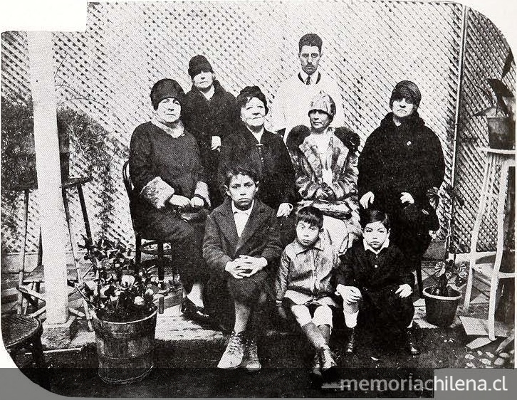 Directoras de la Asociación de Señoras contra la Tuberculosis junto a niños enfermos y el ayudante de laboratorio, Dispensario Nº2, ca. 1927