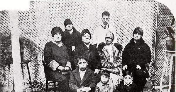 Directoras de la Asociación de Señoras contra la Tuberculosis junto a niños enfermos y el ayudante de laboratorio, Dispensario Nº2, ca. 1927