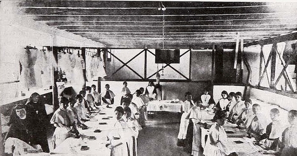 Taller de aplanchado del Instituto de María Inmaculada para el Servicio Doméstico, ca. 1927 Taller de aplanchado del Instituto de María Inmaculada para el Servicio Doméstico, ca. 1927