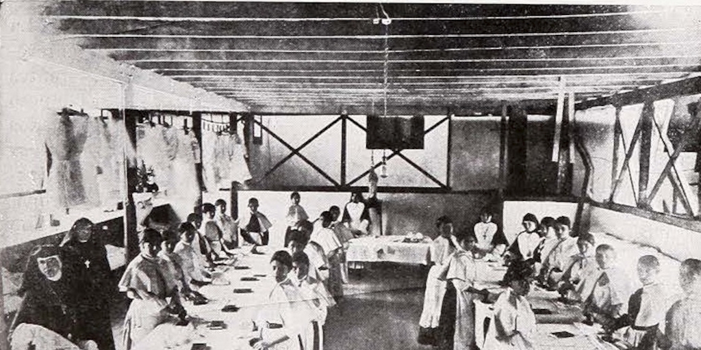 Taller de aplanchado del Instituto de María Inmaculada para el Servicio Doméstico, ca. 1927 Taller de aplanchado del Instituto de María Inmaculada para el Servicio Doméstico, ca. 1927