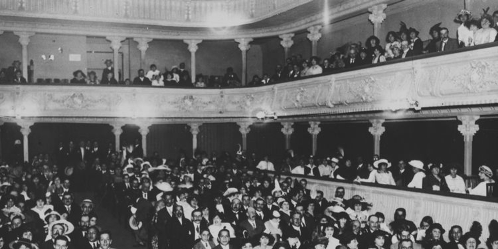 Público en concierto de beneficio en el Teatro Municipal, ca. 1925