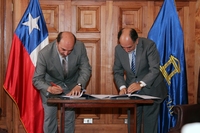 Las autoridades firman el convenio de colaboración.unales