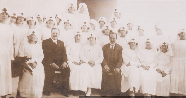 Enfermeras de la Cruz Roja junto a don Pedro Lautaro Ferrer