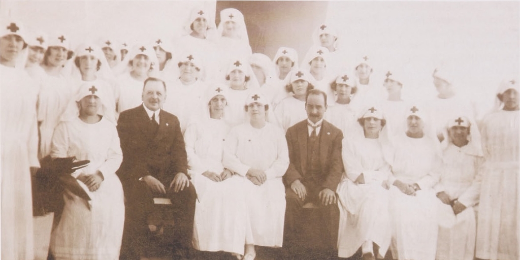 Enfermeras de la Cruz Roja junto a don Pedro Lautaro Ferrer