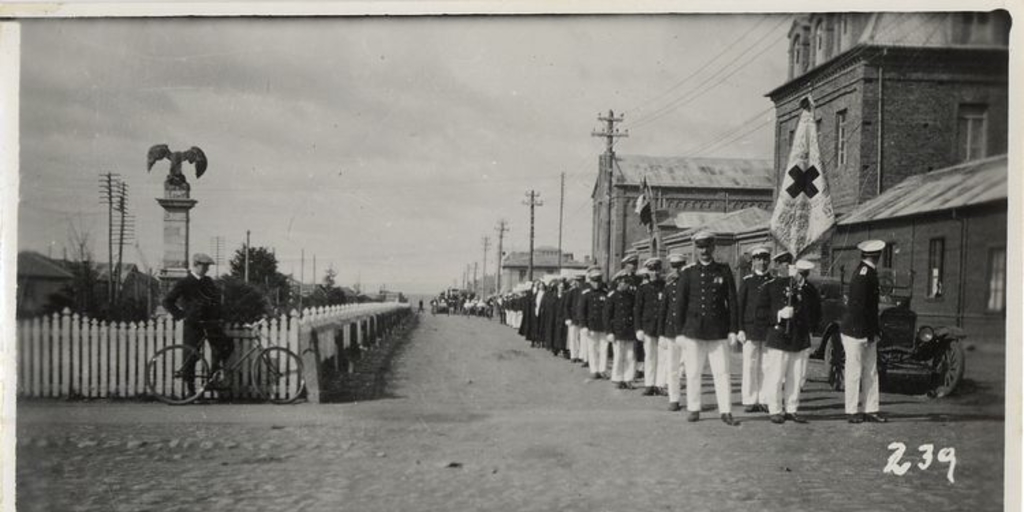 Desfile de la Cruz Roja en Punta Arenas, Chile, entre 1920 y 1940
