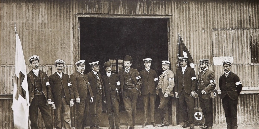 Fundadores de Cuerpo de Asistencia Pública, actualmente la Cruz Roja Chilena, filial Punta Arenas, hacia 1905