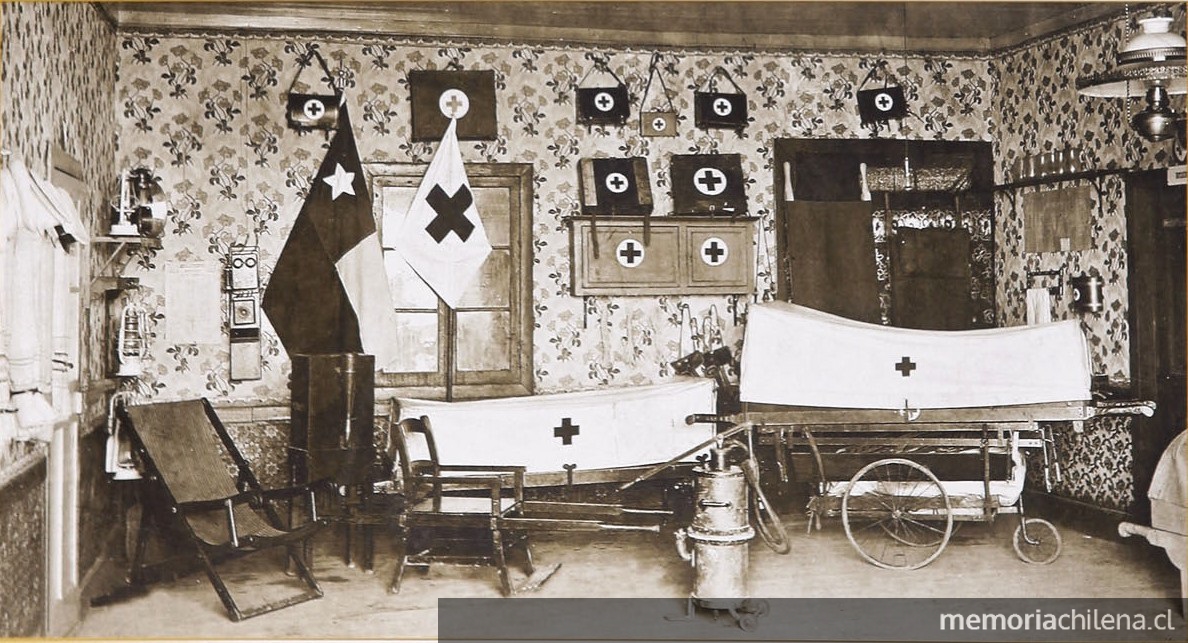 Primeras camillas y enseres de primeros auxilios utilizados para la atención de enfermos. Punta Arenas, hacia 1905