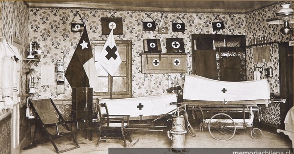 Primeras camillas y enseres de primeros auxilios utilizados para la atención de enfermos. Punta Arenas, hacia 1905