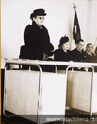 Doña Sara Braun en el discurso de inauguración del nuevo edificio de la Cruz Roja. Punta Arenas, haca 1940