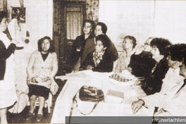 Enfermeras de la Cruz Roja en charla de prevención del tifus. Punta Arenas, 1984