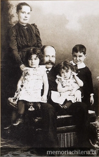 Don Vittorio Cuccuini junto a su esposa y sus hijos