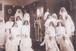 Grupo de enfermeras de la Cruz Roja. Santiago, hacia 1930