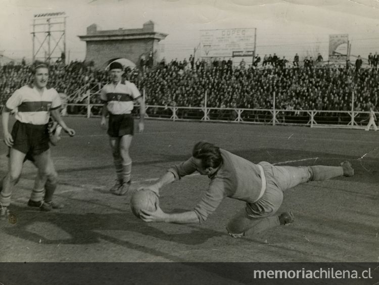 Sergio Livingstone atajando por Universidad Católica en el Estadio de Carabineros, c. 1940