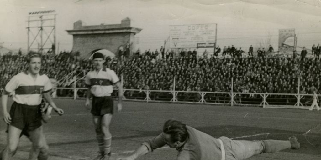 Sergio Livingstone atajando por Universidad Católica en el Estadio de Carabineros, c. 1940