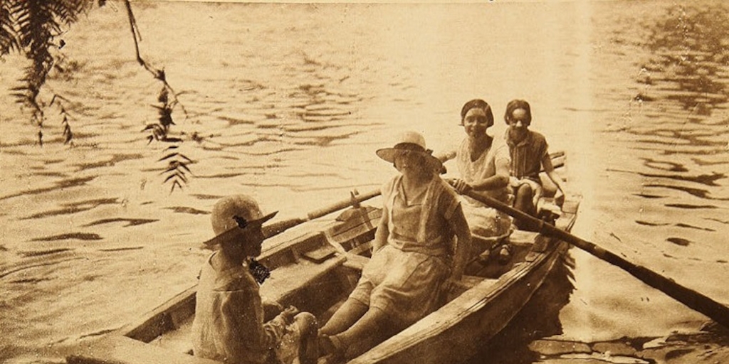 Aficionadas al remo en la Laguna del Parque Cousiño, 1926