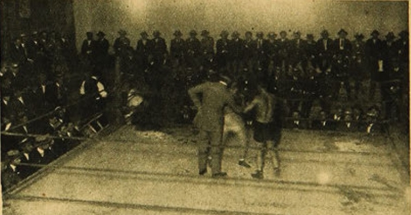 Pelea en el ring de la Federación de Box de Chile en calle Arturo Prat, 1923