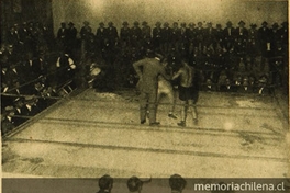 Pelea en el ring de la Federación de Box de Chile en calle Arturo Prat, 1923