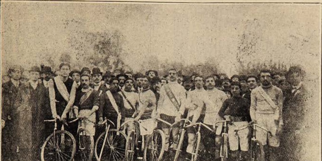 Carrera de ciclistas en la elipse del Parque Cousiño, 1908