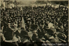 La concurrencia al Meeting Sportivo oyendo los discursos frente a la estatua de San Martín, 20 de mayo de 1909.