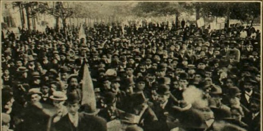 La concurrencia al Meeting Sportivo oyendo los discursos frente a la estatua de San Martín, 20 de mayo de 1909.