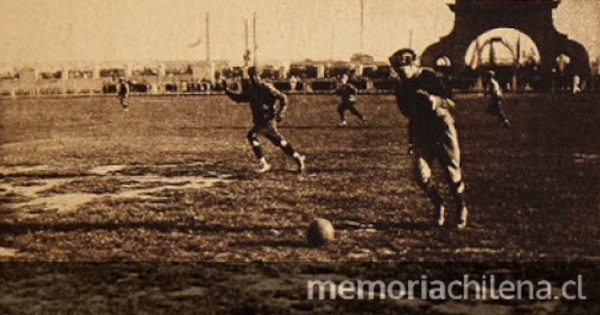 Partido de disfrazados durante la jornada inaugural del Estadio Policial, 29 de julio de 1923