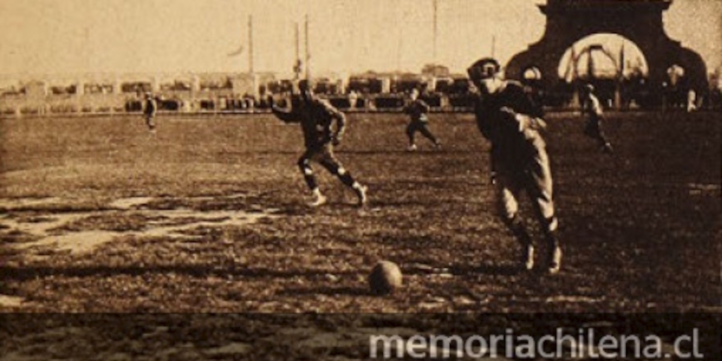 Partido de disfrazados durante la jornada inaugural del Estadio Policial, 29 de julio de 1923