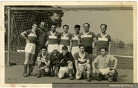Grupo de fútbol en el Estadio Israelita de Santiago de Chile [fotografía]. [s.n., [ca. 1945].