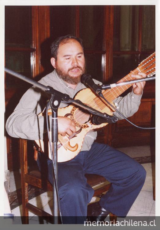 Alfonso Rubio con guitarrón, celebrando la Navidad en la Biblioteca Nacional
