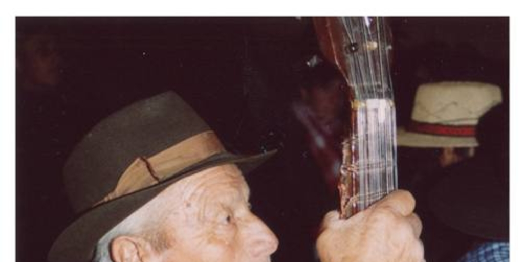 Manuel Saavedra con guitarrón, en Homenaje a los Guitarroneros de Pirque en el Teatro Palermo de Puente Alto.Don Audilio