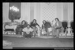 Equipo de filmación de La Batalla de Chile en un salón de La Moneda, Santiago, 1973