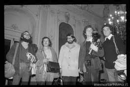 Equipo de filmación de La Batalla de Chile en La Moneda, Santiago, 1973