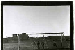 Niños jugando en una cancha de fútbol