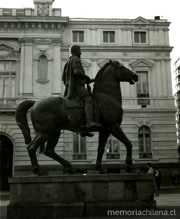 Escultura ecuestre de Pedro de Valdivia, instalada en la Plaza de Armas de Santiago, frente a la Municipalidad de Santiago