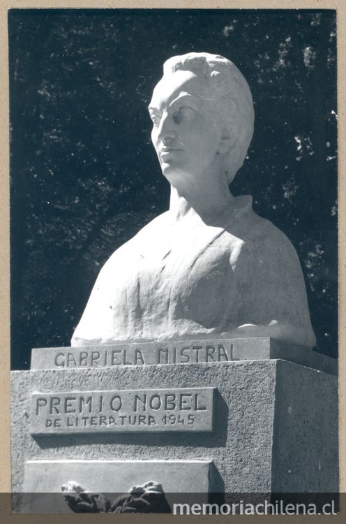 Busto de Gabriela Mistral en piedra