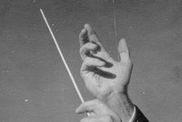 Detalle de las manos de Director de orquesta, hacia 1965. Antonio Quintana