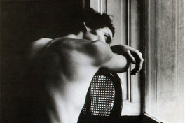 Hombre de torso desnudo sobre una silla