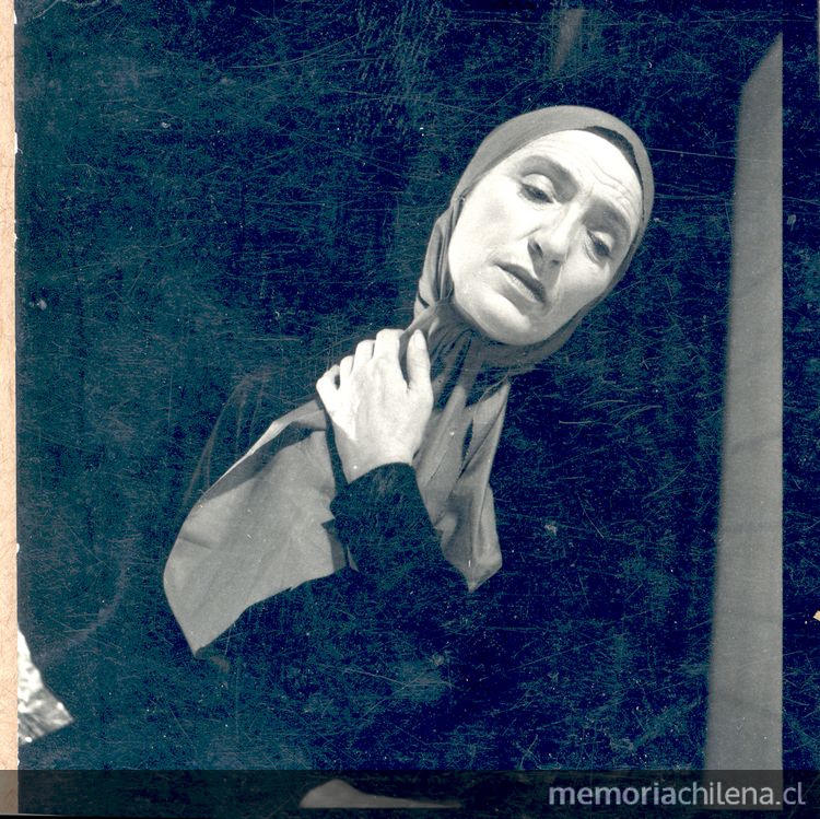 Lola Botka, interpretando la Vieja Madre en La Mesa Verde, 1960