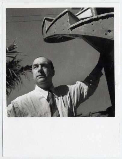 Pablo Neruda por Domingo Ulloa (1954). Archivo Fotográfico de la Biblioteca Nacional.