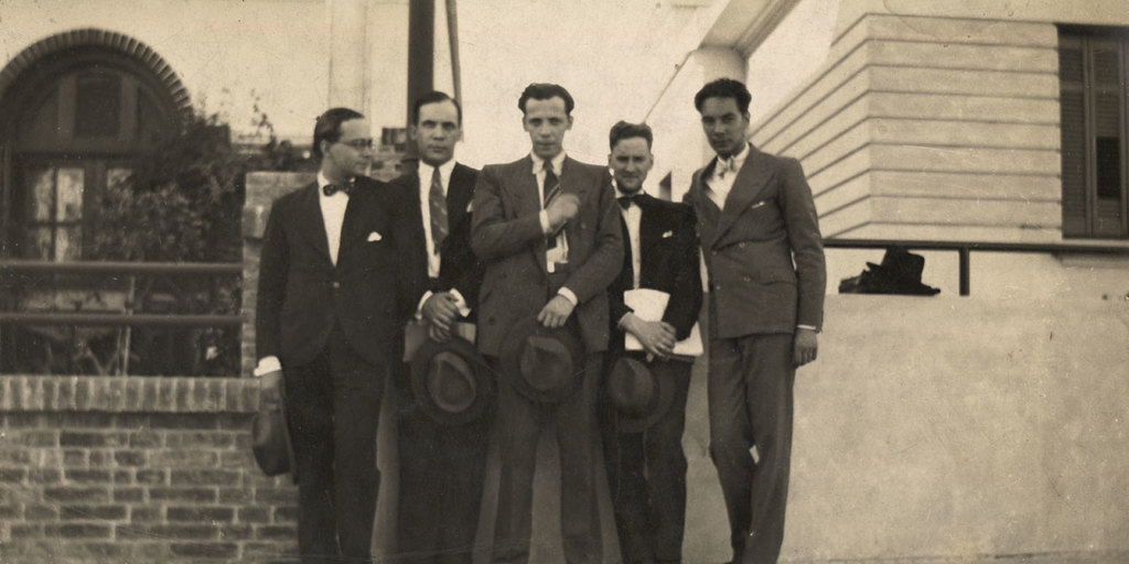 Humberto Díaz Casanueva junto a cuatro hombres, hacia 1947
