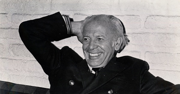 Humberto Díaz Casanueva sonriendo, hacia 1971